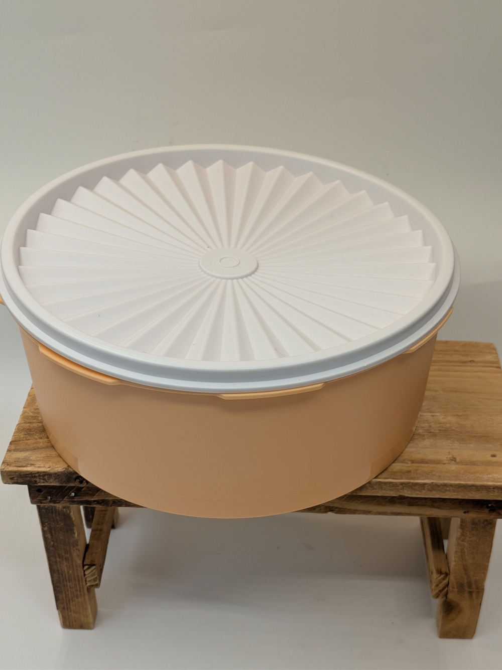 Tupperware Peach Storage Bowl with White Snap Lid 1.8L